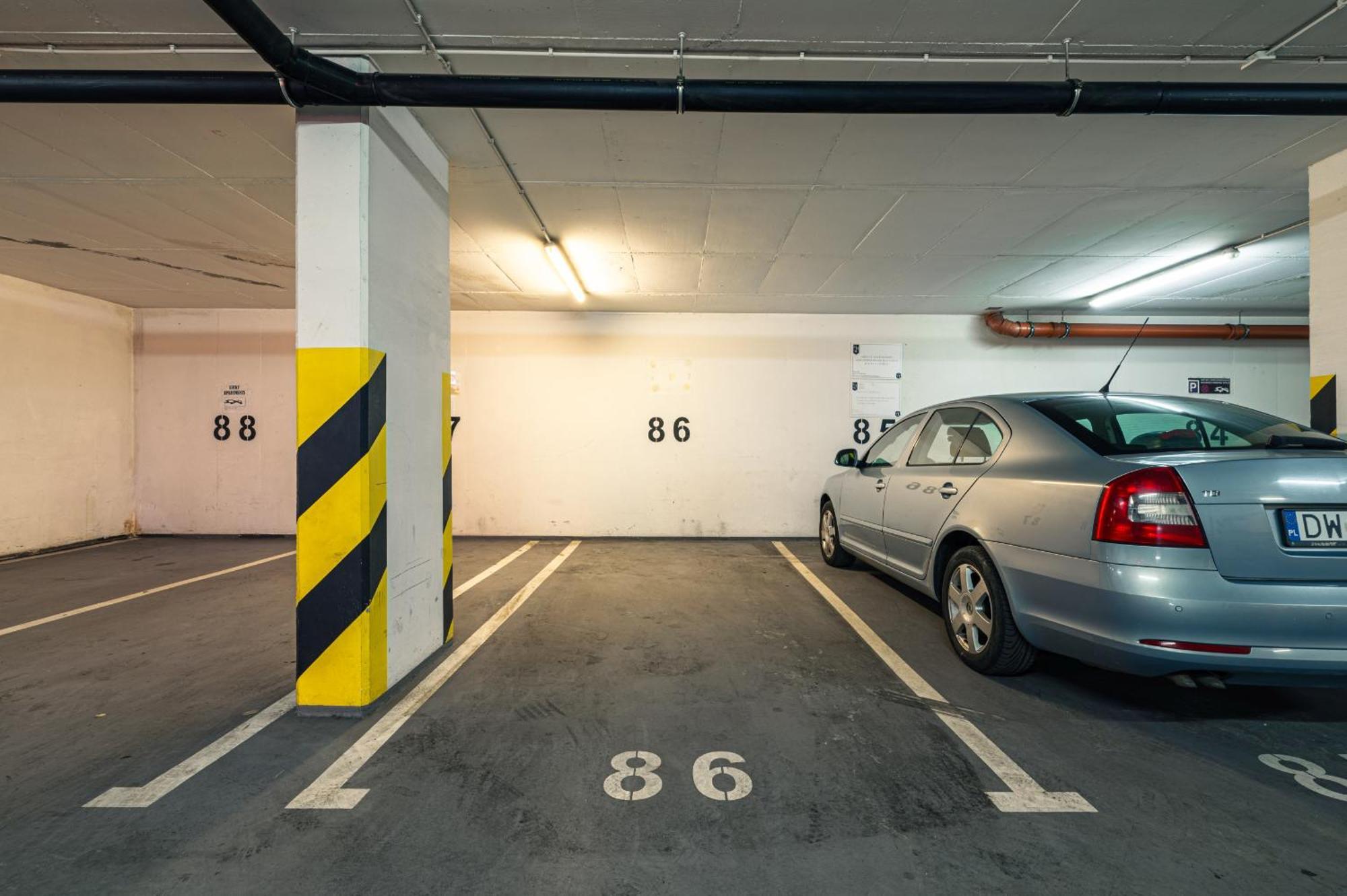 Center - Parking, Balcony, Workspace, Ac - By Rentujemy Apartment *